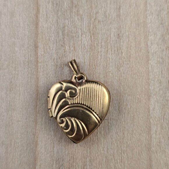 Small Vintage 12 KT Gold Filled Heart Locket Pendant With Ornate Swirl Design - Picture 1 of 9
